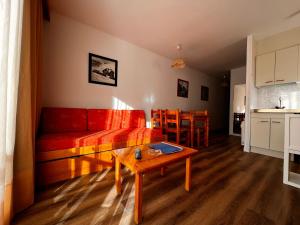 帕斯底拉卡萨弗龙特拉布兰卡酒店的客厅配有红色的沙发和桌子