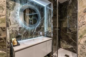 罗马罗马55号旅馆 - 西班牙广场的一间带水槽和镜子的浴室