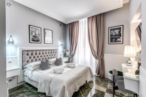 罗马罗马55号旅馆 - 西班牙广场的白色的卧室设有一张大床和一个窗户