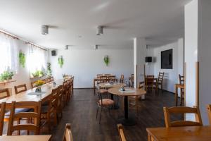 普日博尔扎尔旅馆的用餐室配有木桌和椅子