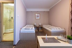 普日博尔扎尔旅馆的酒店客房带两张床和一间浴室