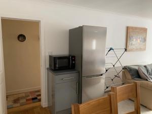阿伯丁Crayford's Guest House的厨房配有不锈钢冰箱和微波炉。