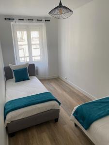 斯特拉斯堡La Petite Auberge de Strasbourg的一间卧室设有两张床和窗户。