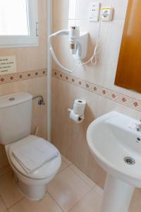 马德里Hostal Josefina-Gran Vía的一间带卫生间和水槽的浴室