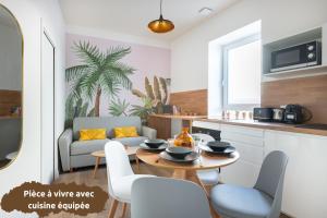 La DestrousseROMARIN * Lumineux * Linge hôtelier * Fibre * Confort的厨房以及带桌椅的起居室。