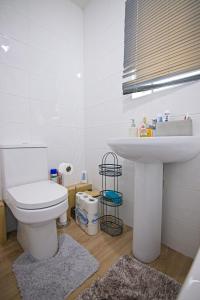曼彻斯特Sweet Dream Lodge的浴室配有白色卫生间和盥洗盆。