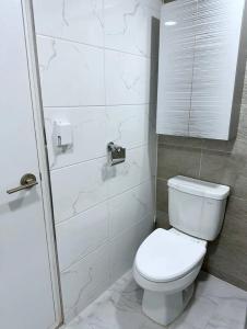 首尔Han Stay的白色的浴室设有卫生间和淋浴。