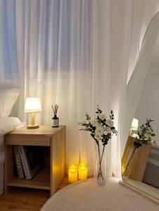 首尔Han Stay的一间卧室配有一张床和一张带花瓶的桌子