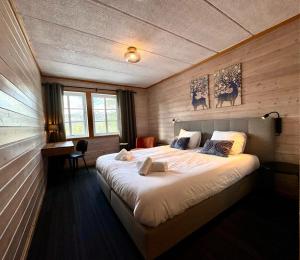 SkjåkPollfoss Hotell的一间卧室,卧室内配有一张大床