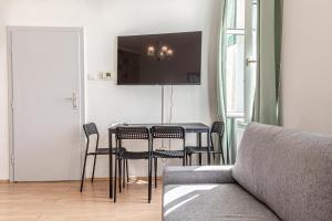 维也纳Vienna Getaway -2BR Apartment Central & Comfort的客厅配有桌椅和沙发