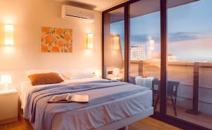 巴统PANORAMA Orbi Beach Resort Center Suite的一间卧室设有一张床和一个大窗户