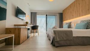 科拉雷侯拉布兰达科拉莱霍村酒店的配有一张床和一张书桌的酒店客房