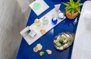 巴统PANORAMA Orbi Beach Resort Center Suite的一张带食物和一碗食物的蓝色桌子