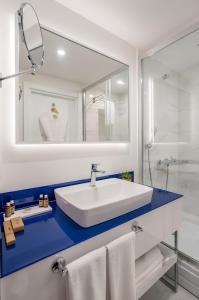 巴统PANORAMA Orbi Beach Resort Center Suite的浴室设有白色水槽和镜子