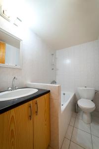 普拉特斯Hillside Home in Platres的浴室配有盥洗盆、卫生间和浴缸。