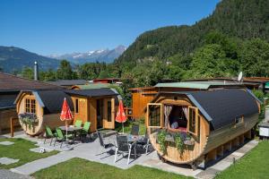 因特拉肯Camping Lazy Rancho - Eiger - Mönch - Jungfrau - Interlaken的一组配有桌椅的小屋