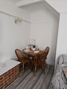 布罗姆利Luxury Home in Lewisham的用餐室的桌椅