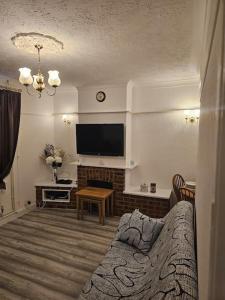 布罗姆利Luxury Home in Lewisham的带沙发和电视的客厅