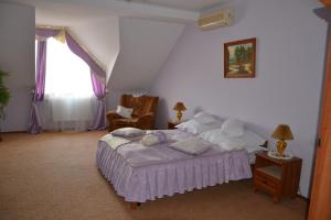 KholmokKruiz Motel的卧室配有床、椅子和窗户。