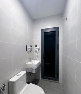 Hòa BìnhLin Hotel and Coffee的白色的浴室设有卫生间和水槽。