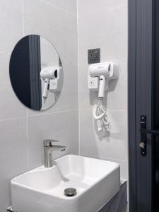 Hòa BìnhLin Hotel and Coffee的浴室设有白色水槽和镜子