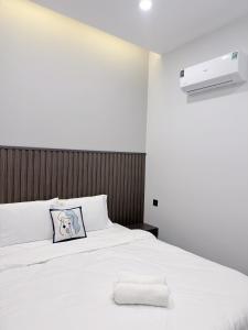 Hòa BìnhLin Hotel and Coffee的卧室配有白色的床和木制床头板