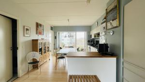 哥本哈根ApartmentInCopenhagen Apartment 1601的厨房以及带桌椅的用餐室。