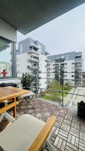 哥本哈根ApartmentInCopenhagen Apartment 1601的一个带桌椅的庭院,享有建筑的景色