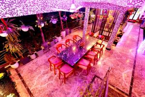 阿格拉Aman Homestay, A Boutique Hotel的紫色桌子和椅子的顶部景色
