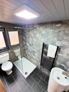 沃明斯特Beaver 1 HuntersMoon-warminster-Wiltshire的一间带卫生间和水槽的浴室