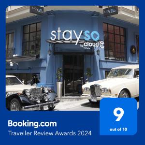 伊斯坦布尔Stayso by Cloud7 Hotels的两辆旧车停在大楼前
