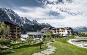 莱奥冈Hotel Krallerhof的一座带游泳池和山脉的度假村