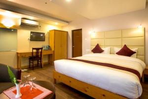加德满都尼泊尔小屋酒店的酒店客房设有一张大床和一张书桌。