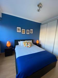 里斯本Columbano's House - Apartment in Central Lisbon的蓝色卧室配有一张大床和两盏灯