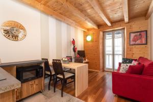 卡罗纳Locanda Cantù的客厅配有红色的沙发和桌子