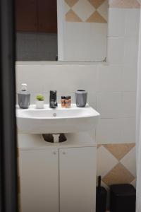 斯基亚索斯镇Daphne's studio 1的浴室设有白色水槽和镜子