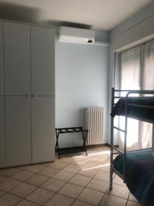 斯特雷萨La Terrazza degli Oleandri的一间卧室配有一张双层床和一个衣柜