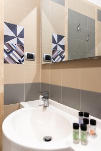 布拉恰诺HA Hotel的浴室设有白色水槽和镜子