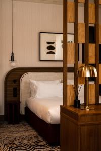 克拉科夫Zinar Castle的一间卧室配有一张床和一张带台灯的桌子