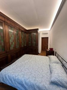 罗马Domus Giovanna的一间卧室配有一张床和木制橱柜