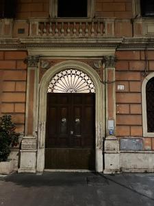罗马Domus Giovanna的木门的建筑物入口