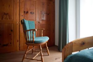 加尔盖伦Alpenhaus Montafon的一张木摇椅,位于带一张床的房间