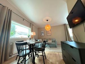 斯德哥尔摩Elegant house, Stockholm的用餐室以及带桌椅的起居室。