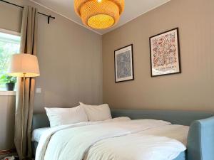 斯德哥尔摩Elegant house, Stockholm的一间卧室配有一张大床和一盏灯