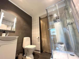 斯德哥尔摩Elegant house, Stockholm的浴室配有卫生间、淋浴和盥洗盆。