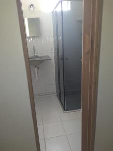 里贝朗普雷托Hostel Araucaria的带淋浴和盥洗盆的浴室