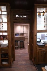 比特堡路易米勒酒店的厨房配有木制橱柜和厨房。