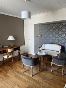 埃佩尔奈Le Clos d 'Aÿ的客厅配有长凳和桌子