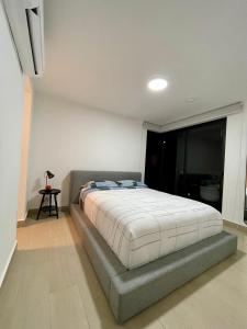 巴拿马城Altazona - Living 73的一间卧室,卧室内配有一张大床