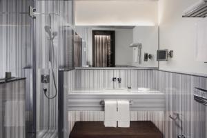 伊斯坦布尔DeCamondo Galata, a Tribute Portfolio Hotel的一间带水槽和淋浴的浴室